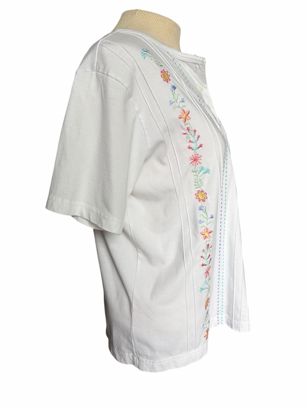 VTG White Short Sleeve Tee with Pastel Floral Embroidery Grandmacore